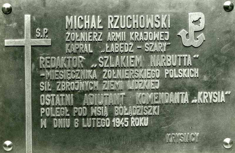 KKE 4907-8.jpg - Fot. Tablica pamiątkowa poświęcona poległemu kapralowi Michałowi Rzuchhowskiemu "Łabędź-szary" żołnierzowi 77pp AK, przełom lat 80-tych/90-tych XX wieku.